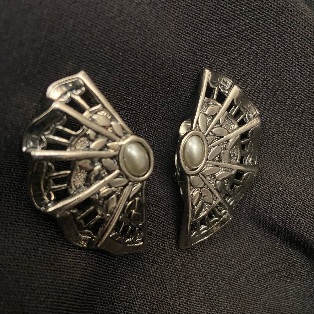 Unsigned Avon 1988 Moonlight Lace Openwork Cab Clip Earrings Silver Asian